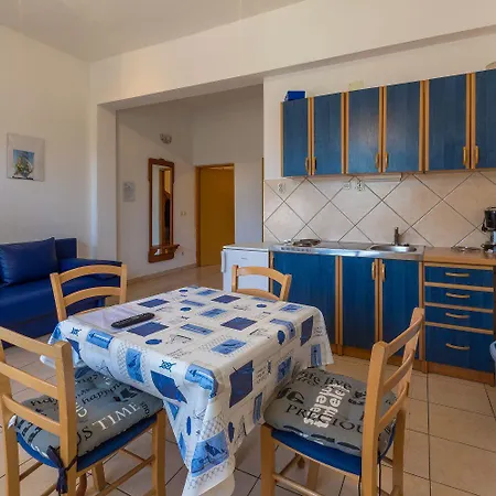 Preiswertes Familienapartment Nur 100 Meter Zum Mit Privater Terrasse Apartment Crikvenica