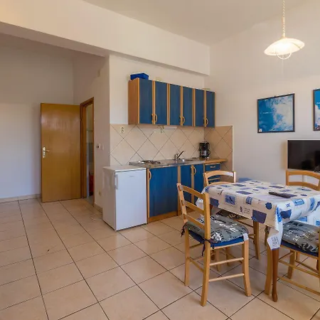 Preiswertes Familienapartment Nur 100 Meter Zum Mit Privater Terrasse * Crikvenica
