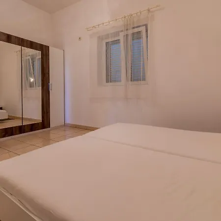 Preiswertes Familienapartment Nur 100 Meter Zum Mit Privater Terrasse Apartmán