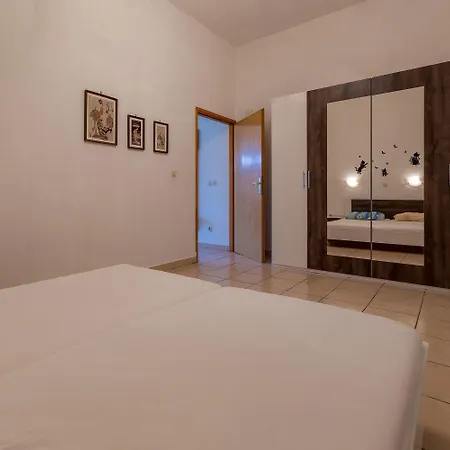 Preiswertes Familienapartment Nur 100 Meter Zum Mit Privater Terrasse Crikvenica