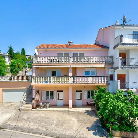 Preiswertes Familienapartment Nur 100 Meter Zum Mit Privater Terrasse * Crikvenica