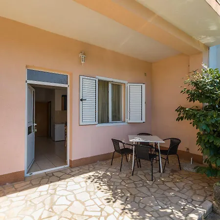 Preiswertes Familienapartment Nur 100 Meter Zum Mit Privater Terrasse Apartmán Crikvenica
