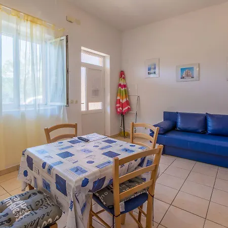 Preiswertes Familienapartment Nur 100 Meter Zum Mit Privater Terrasse Apartmán