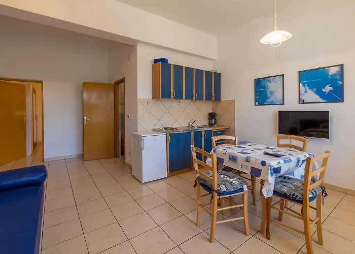 Preiswertes Familienapartment Nur 100 Meter Zum Mit Privater Terrasse * Crikvenica