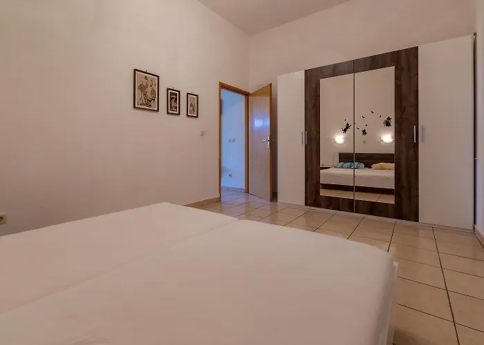 Preiswertes Familienapartment Nur 100 Meter Zum Mit Privater Terrasse Crikvenica