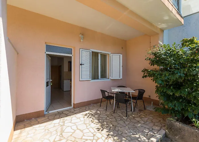 Preiswertes Familienapartment Nur 100 Meter Zum Mit Privater Terrasse Apartament Crikvenica
